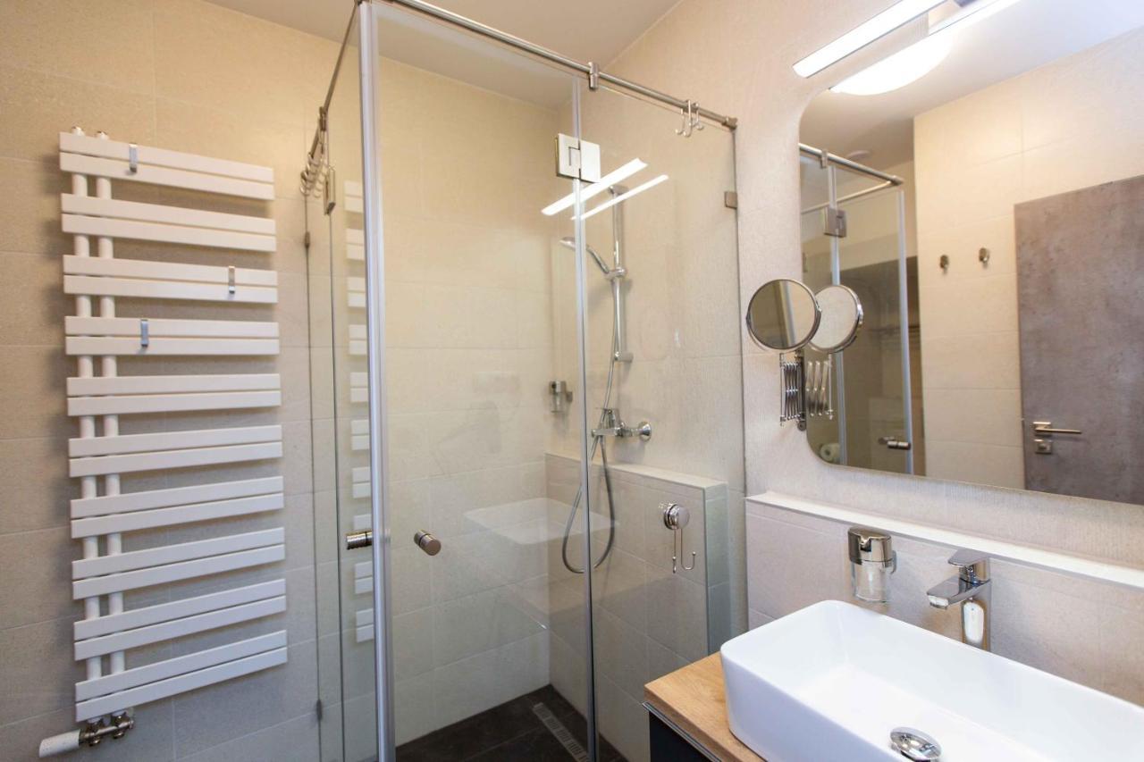 Premium Rooms By Hi5 - Style At The Comedy Theater 布达佩斯 外观 照片