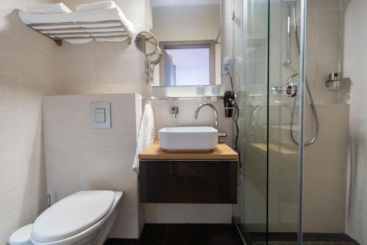 Premium Rooms By Hi5 - Style At The Comedy Theater 布达佩斯 外观 照片