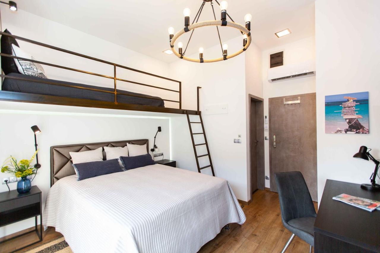 Premium Rooms By Hi5 - Style At The Comedy Theater 布达佩斯 外观 照片
