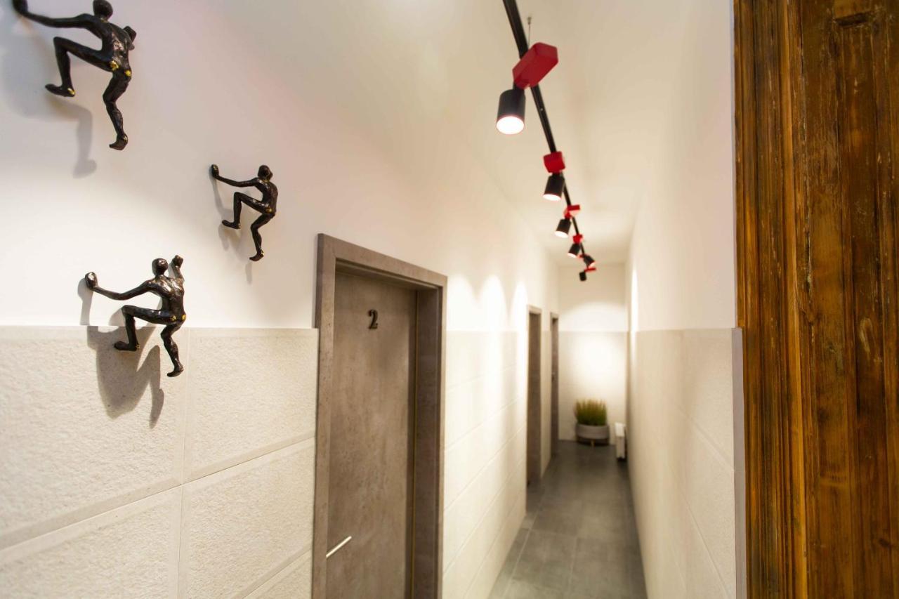 Premium Rooms By Hi5 - Style At The Comedy Theater 布达佩斯 外观 照片