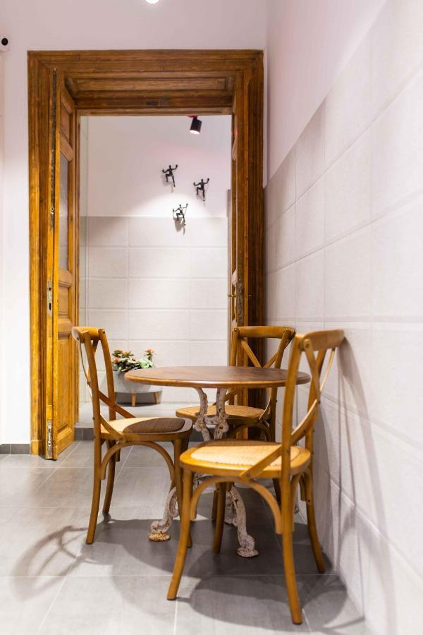 Premium Rooms By Hi5 - Style At The Comedy Theater 布达佩斯 外观 照片