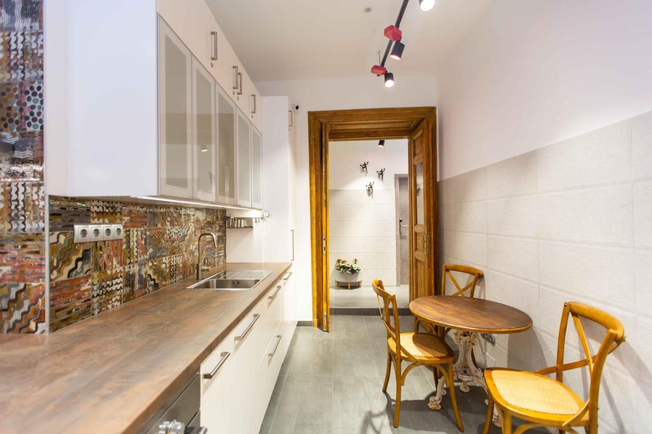 Premium Rooms By Hi5 - Style At The Comedy Theater 布达佩斯 外观 照片