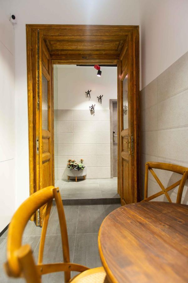 Premium Rooms By Hi5 - Style At The Comedy Theater 布达佩斯 外观 照片